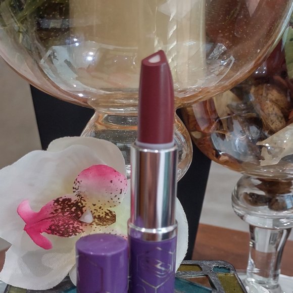 Clinique Dramatically Different Lipstick #50 A Different Grape - Picture 5 of 5